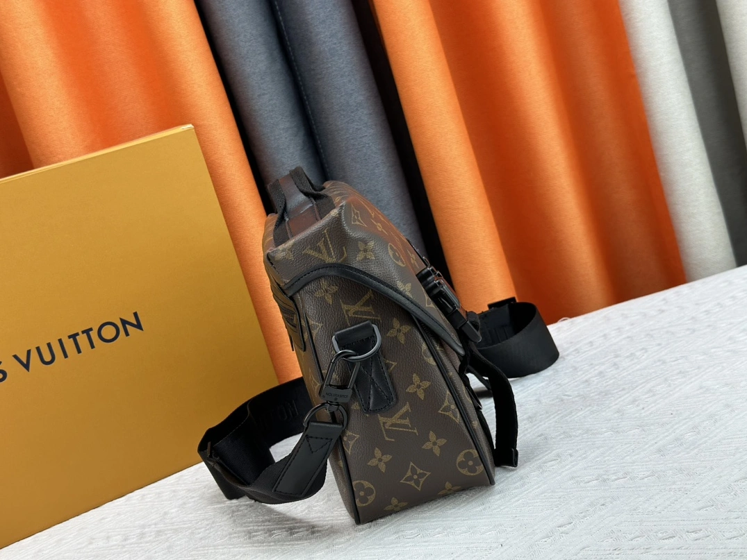 SportInspired 6164 Louis Vuitton AAA Man Messenger Bags