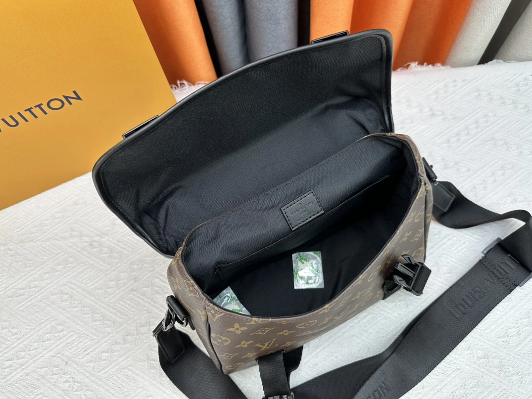 SportInspired 6164 Louis Vuitton AAA Man Messenger Bags