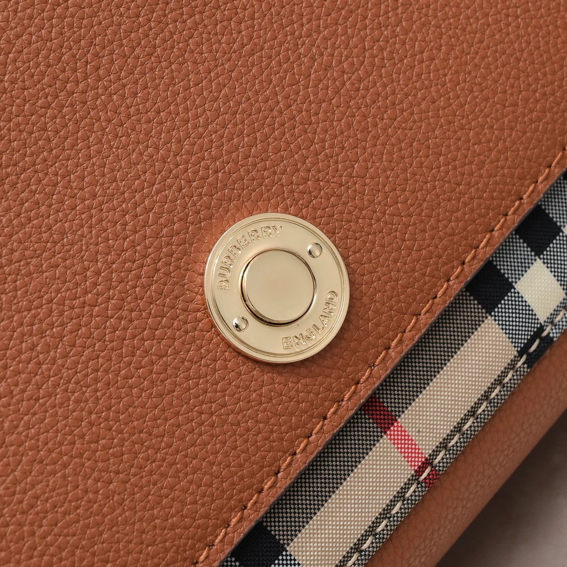 SportInspired 8716 Burberry AAA Quality Messenger Bags For Women