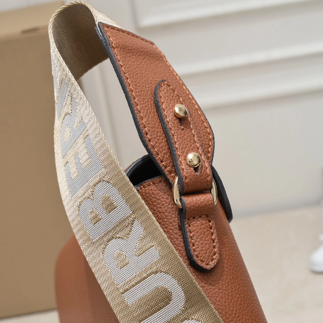 SportInspired 8716 Burberry AAA Quality Messenger Bags For Women