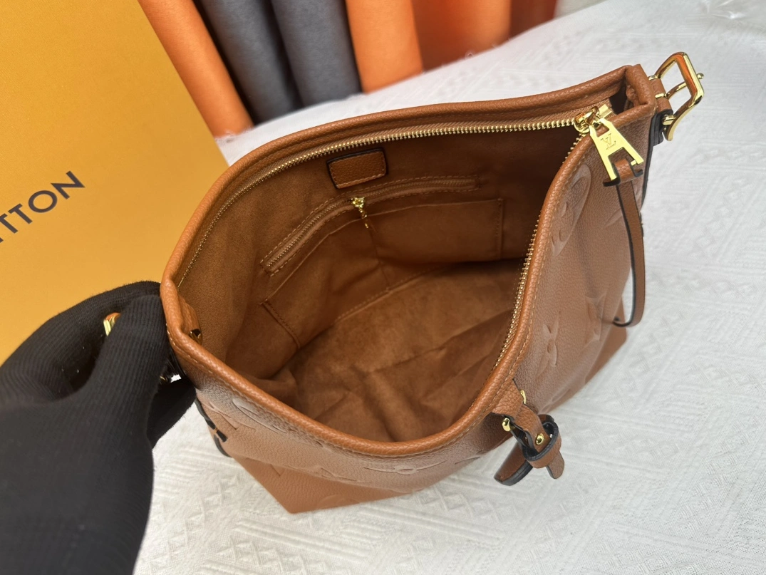 SportInspired 9550 Louis Vuitton AAA Quality Shoulder Bags For Women