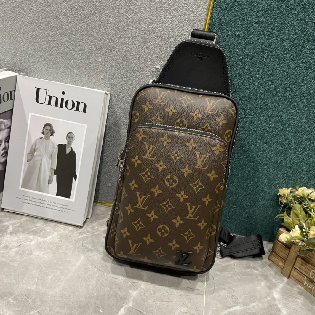 StreetReady 1054 Louis Vuitton AAA Man Messenger Bags