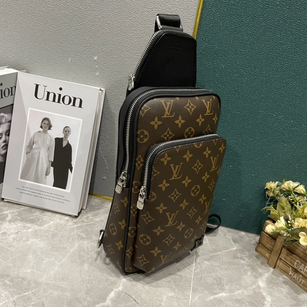 StreetReady 1054 Louis Vuitton AAA Man Messenger Bags