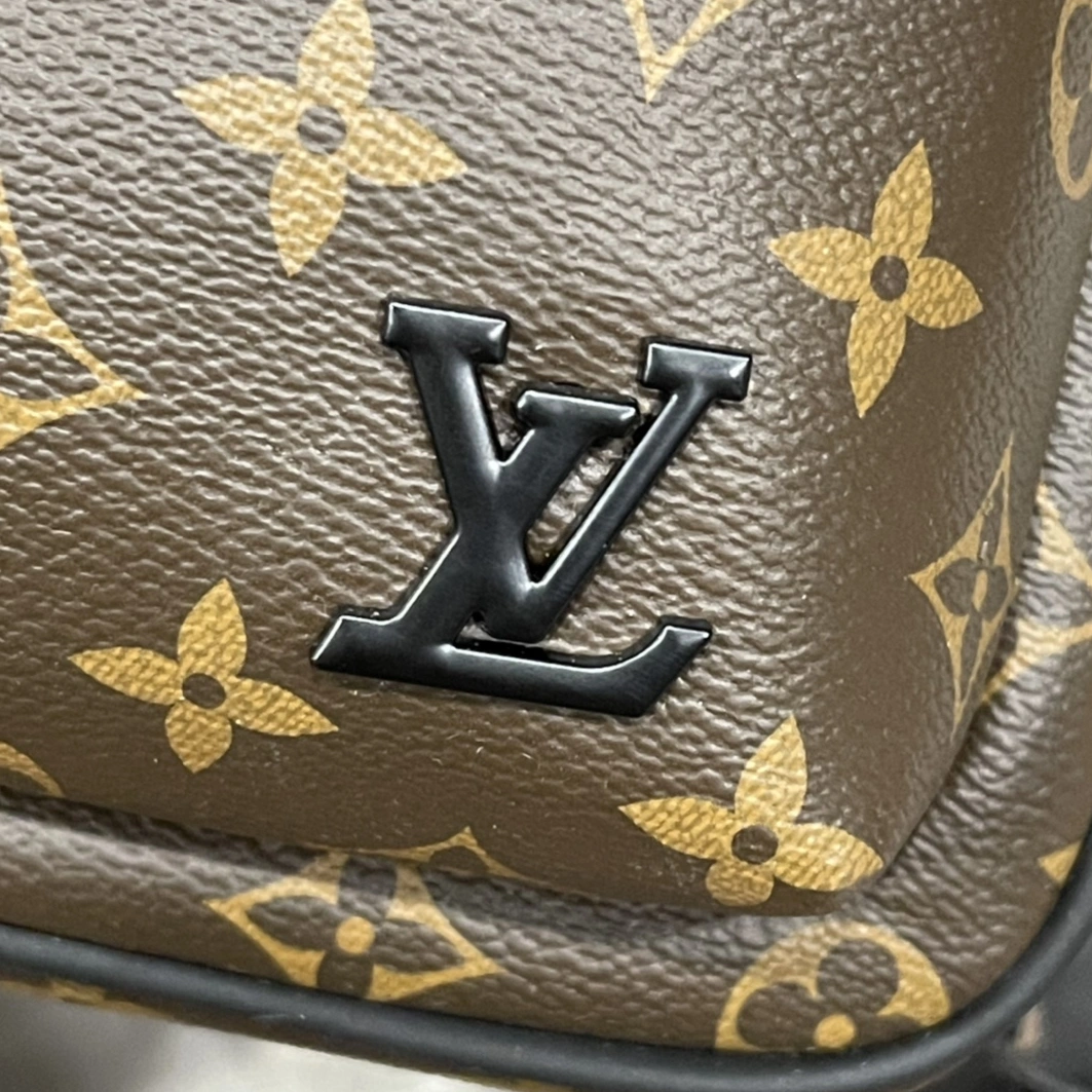 StreetReady 1054 Louis Vuitton AAA Man Messenger Bags