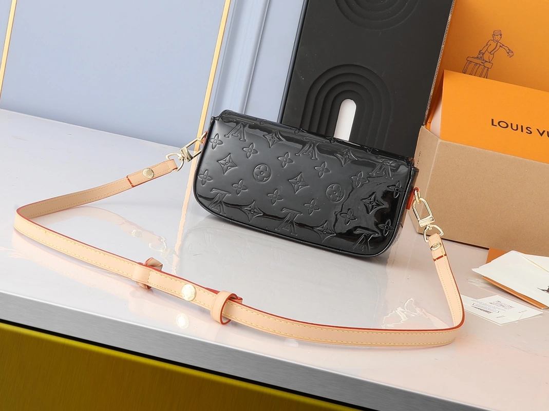 StreetReady 4157 Louis Vuitton AAA Quality Messenger Bags For Women
