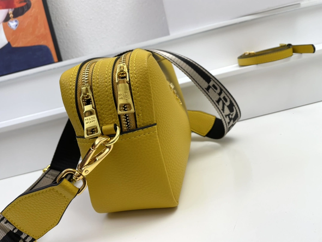 StreetReady 527 Prada AAA Quality Messenger Bags For Women