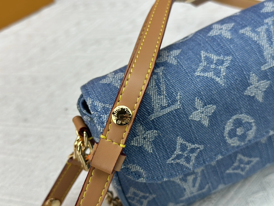 StreetReady 5329 Louis Vuitton AAA Quality Messenger Bags For Women