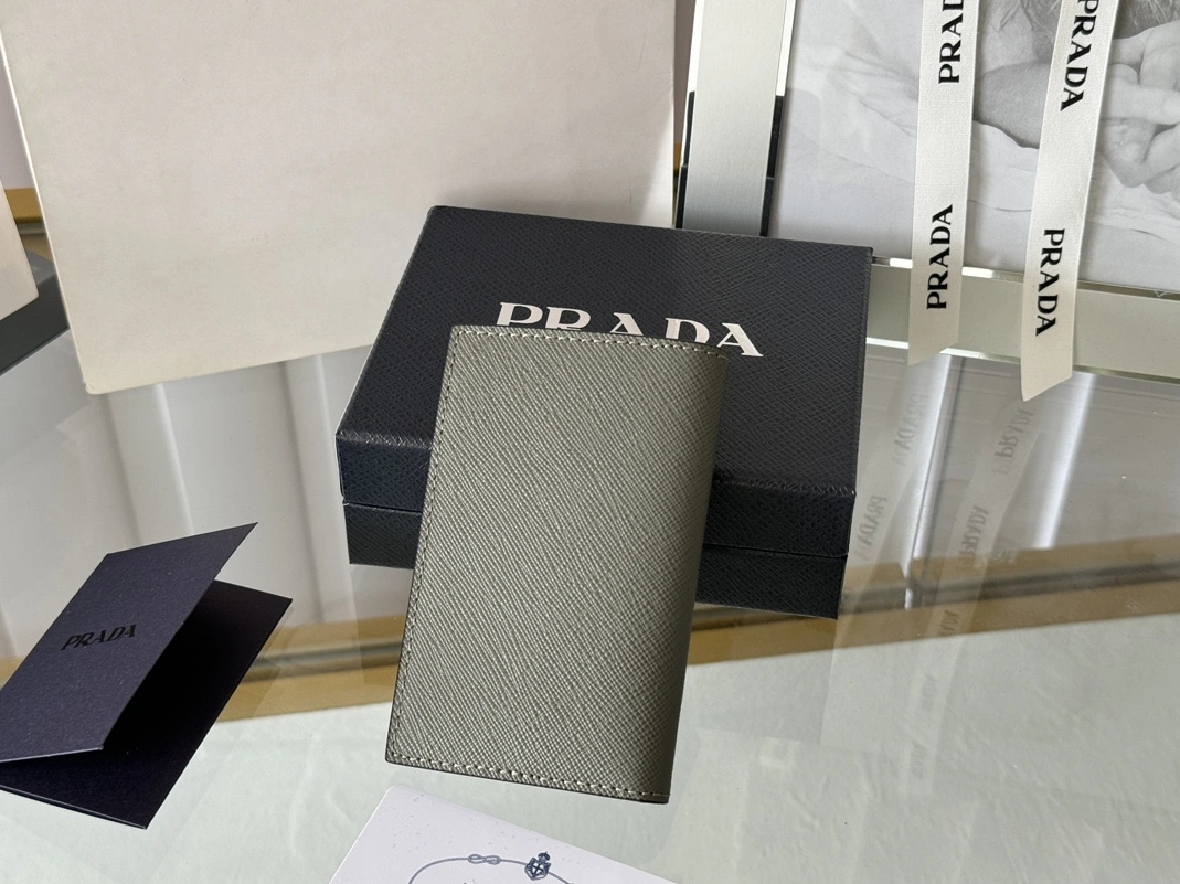 StreetReady 6484 Prada AAA Quality Card Case