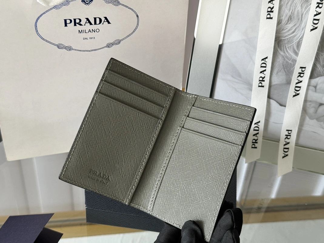 StreetReady 6484 Prada AAA Quality Card Case