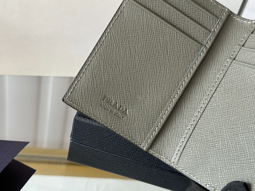 StreetReady 6484 Prada AAA Quality Card Case