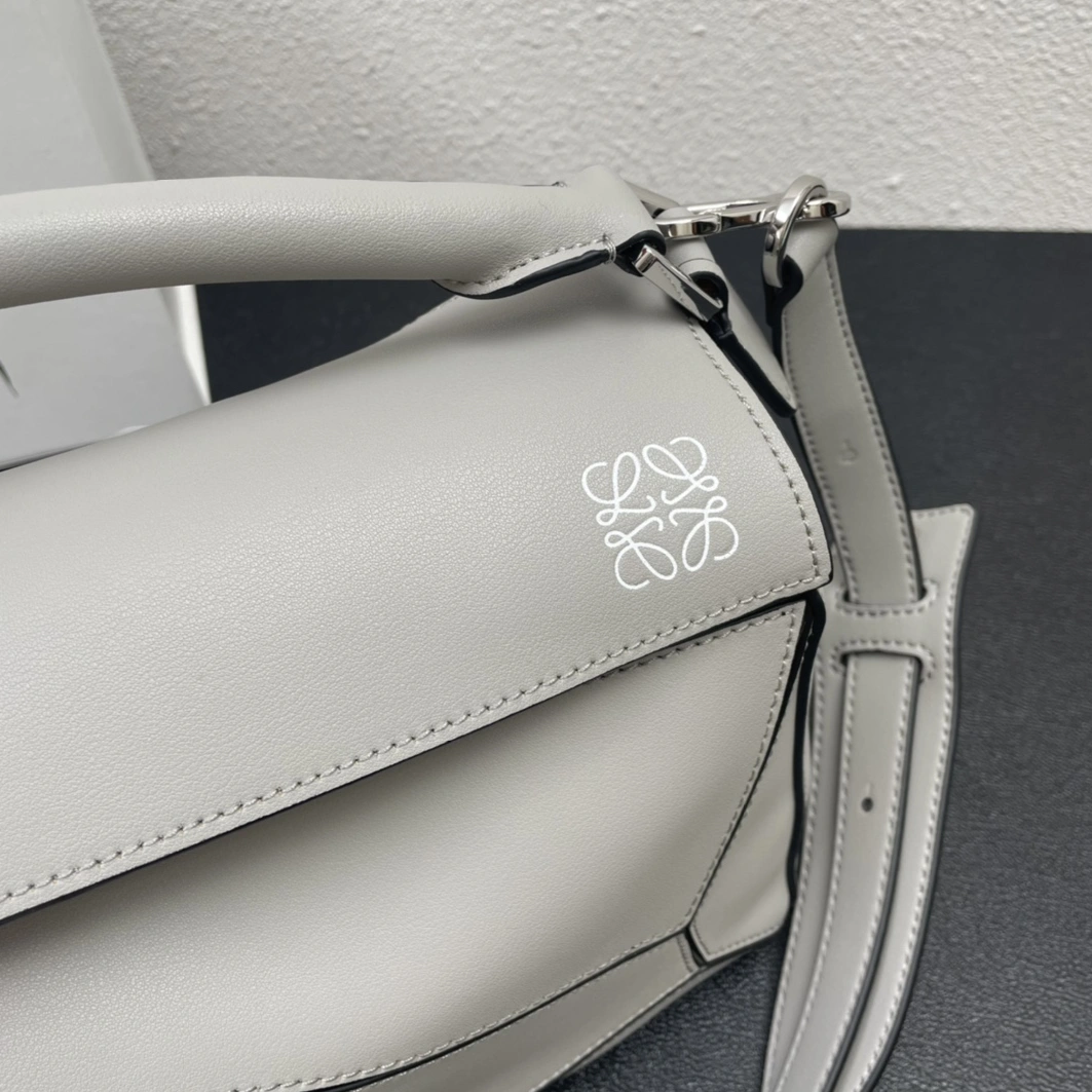 StreetReady 9040 LOEWE AAA Quality Messenger Bags For Women