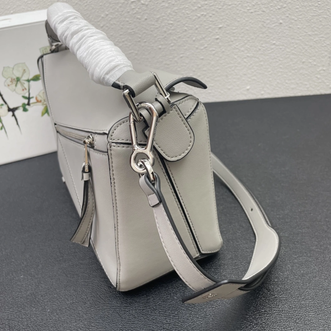 StreetReady 9040 LOEWE AAA Quality Messenger Bags For Women