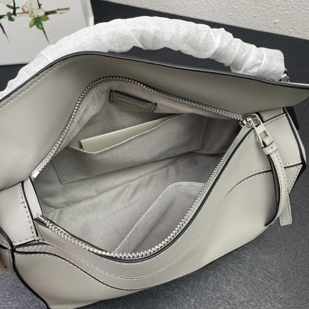StreetReady 9040 LOEWE AAA Quality Messenger Bags For Women