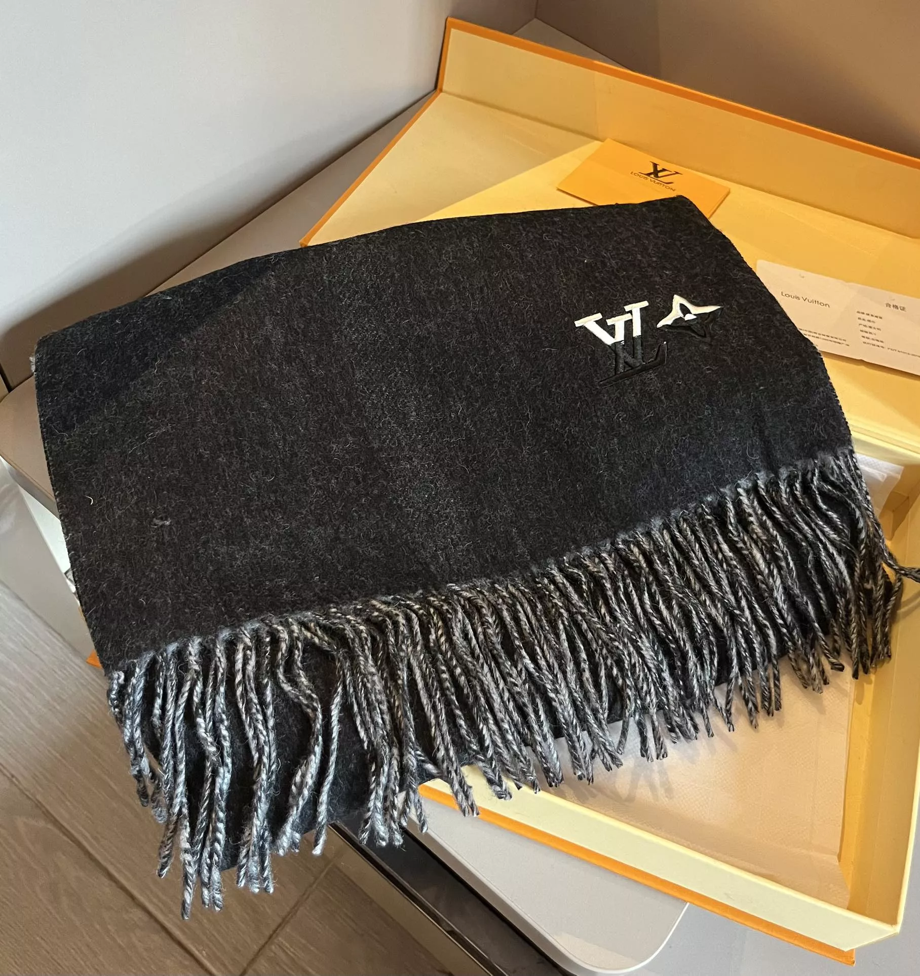 Stylish 1750 Louis Vuitton Scarf For Unisex