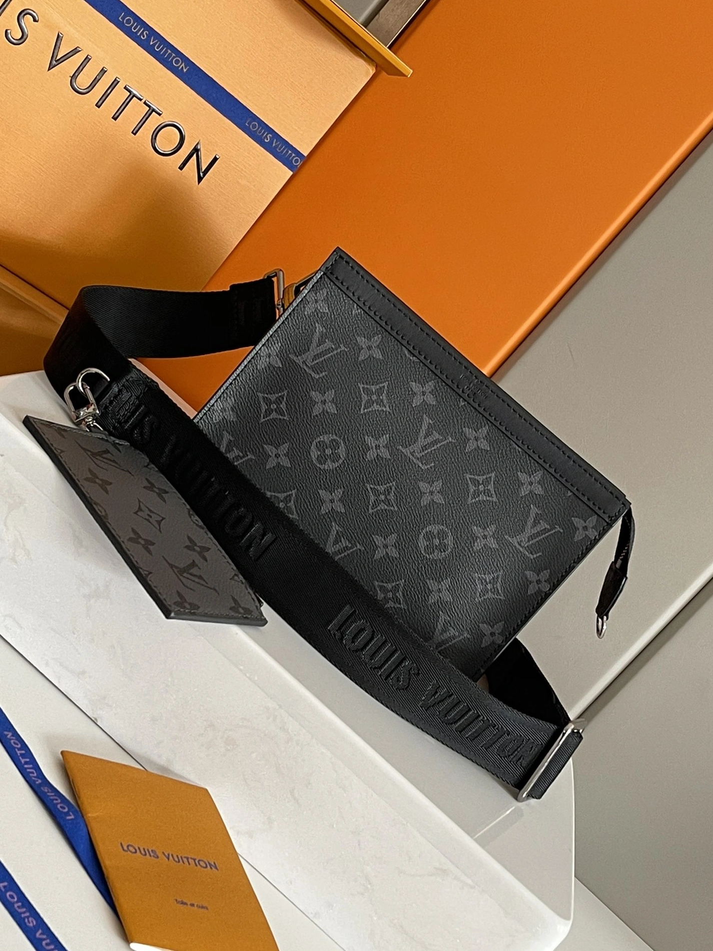 Stylish 2447 Louis Vuitton AAA Man Messenger Bags