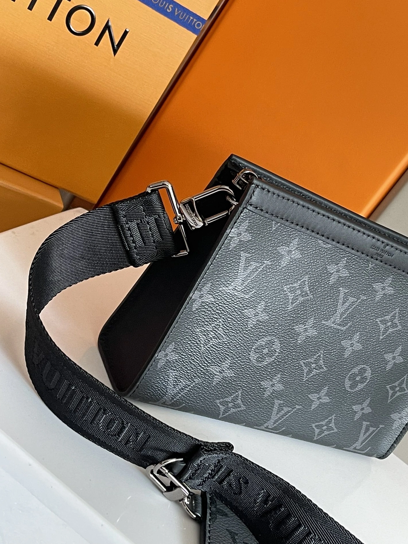 Stylish 2447 Louis Vuitton AAA Man Messenger Bags