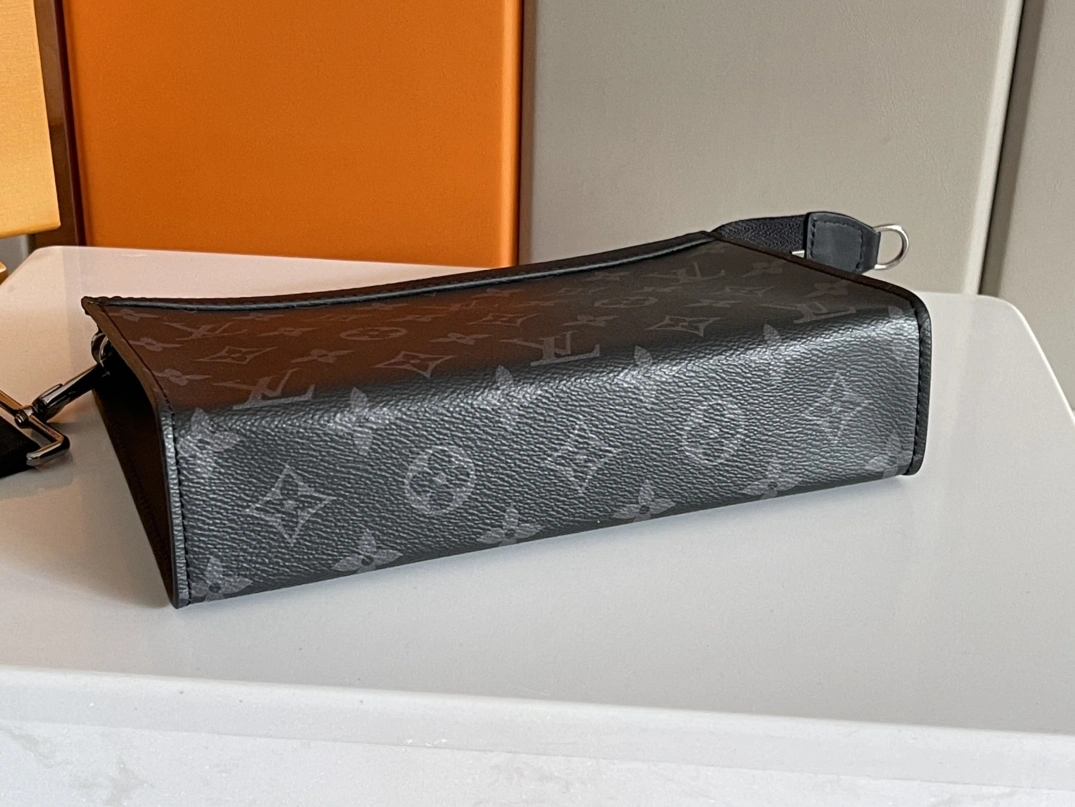 Stylish 2447 Louis Vuitton AAA Man Messenger Bags