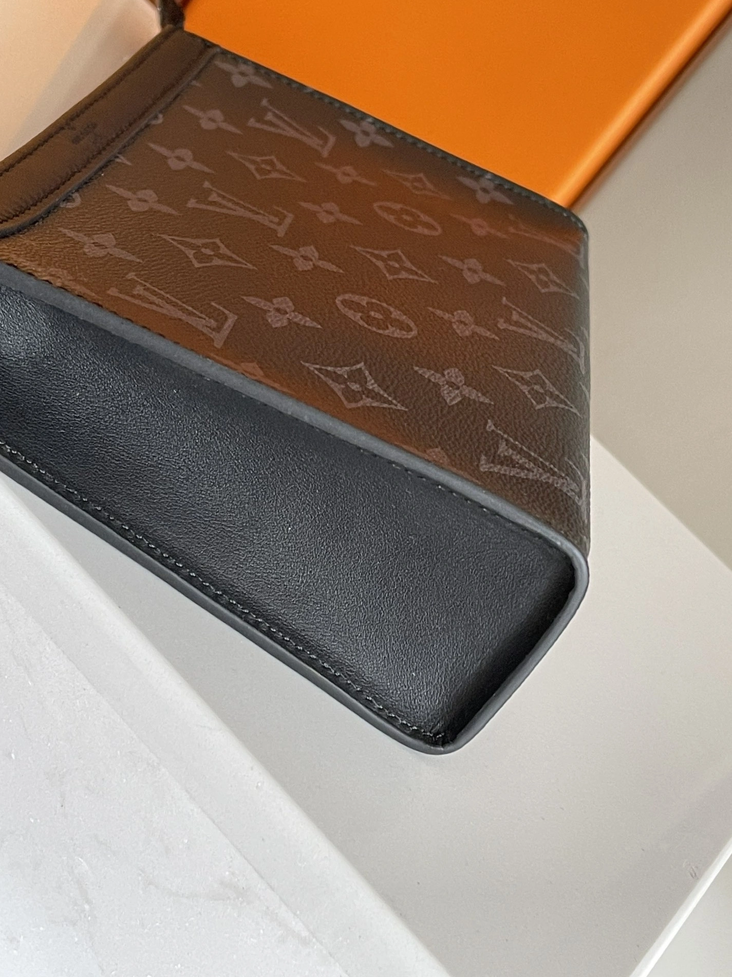 Stylish 2447 Louis Vuitton AAA Man Messenger Bags