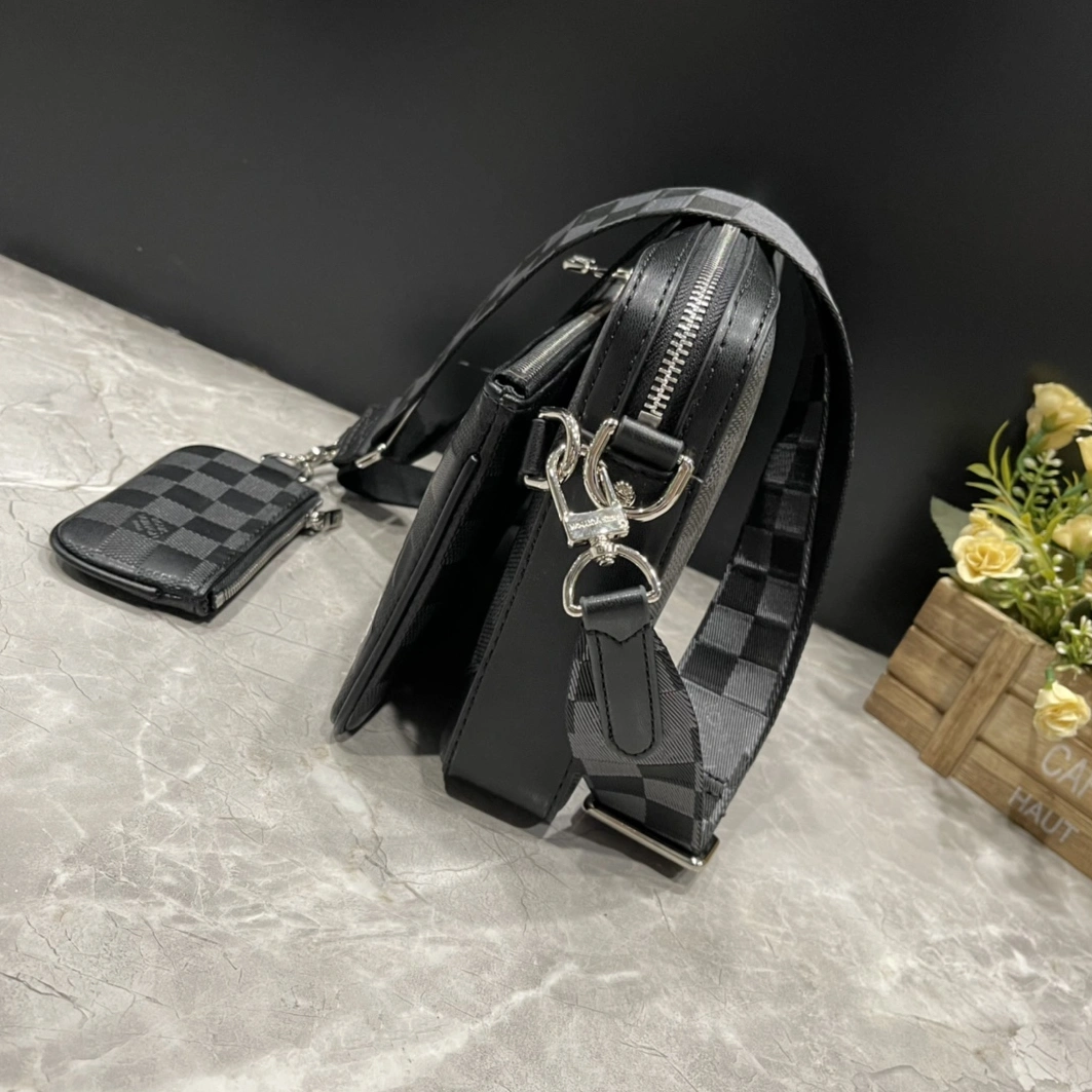 Stylish 2808 Louis Vuitton AAA Man Messenger Bags