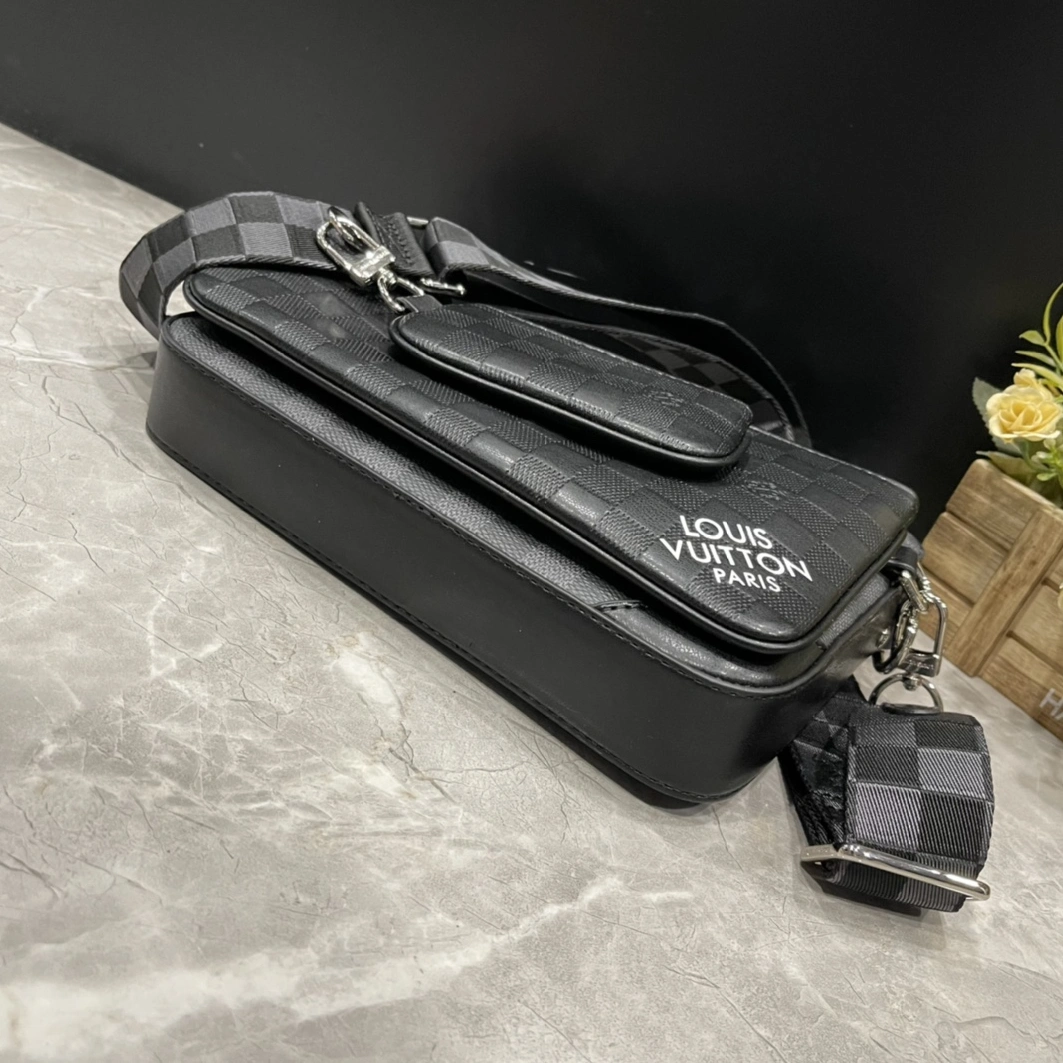 Stylish 2808 Louis Vuitton AAA Man Messenger Bags