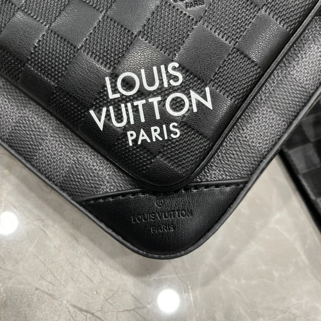 Stylish 2808 Louis Vuitton AAA Man Messenger Bags