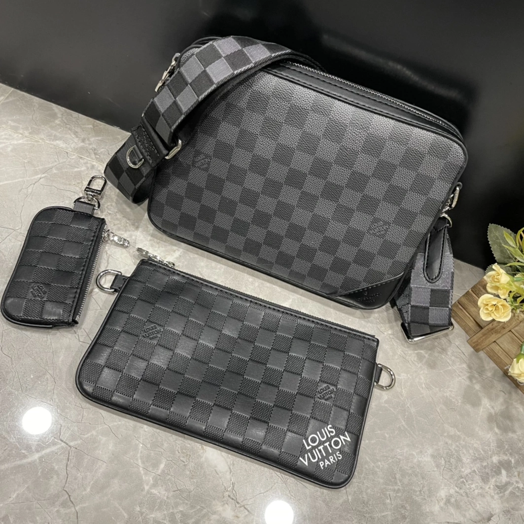 Stylish 2808 Louis Vuitton AAA Man Messenger Bags