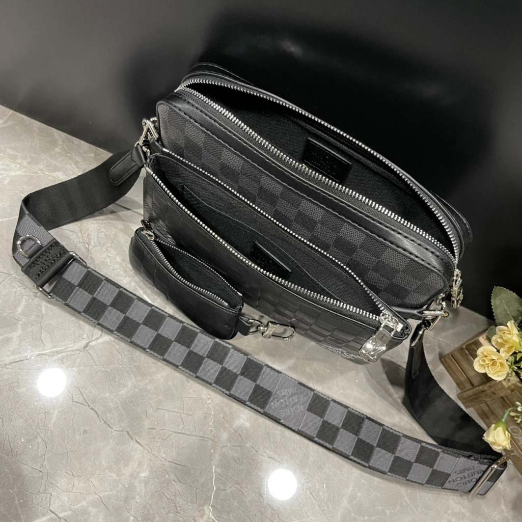 Stylish 2808 Louis Vuitton AAA Man Messenger Bags
