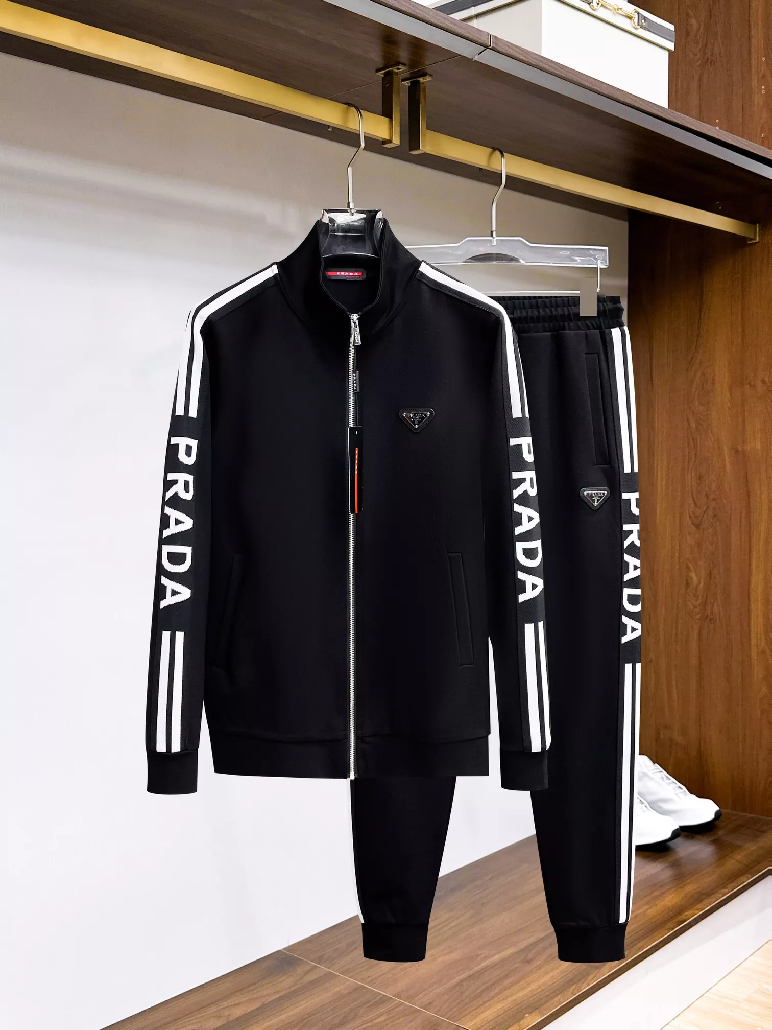 Stylish 3016 Prada Tracksuits Long Sleeved For Men