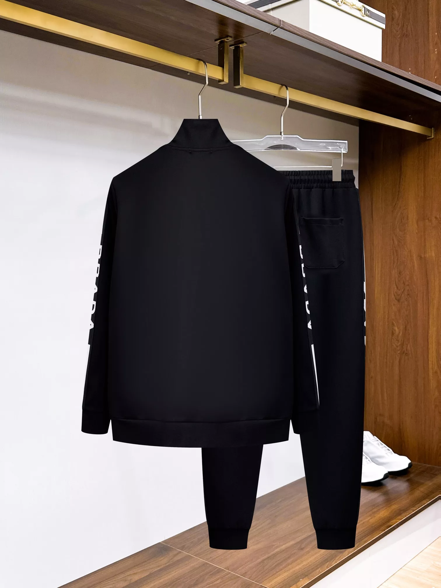 Stylish 3016 Prada Tracksuits Long Sleeved For Men