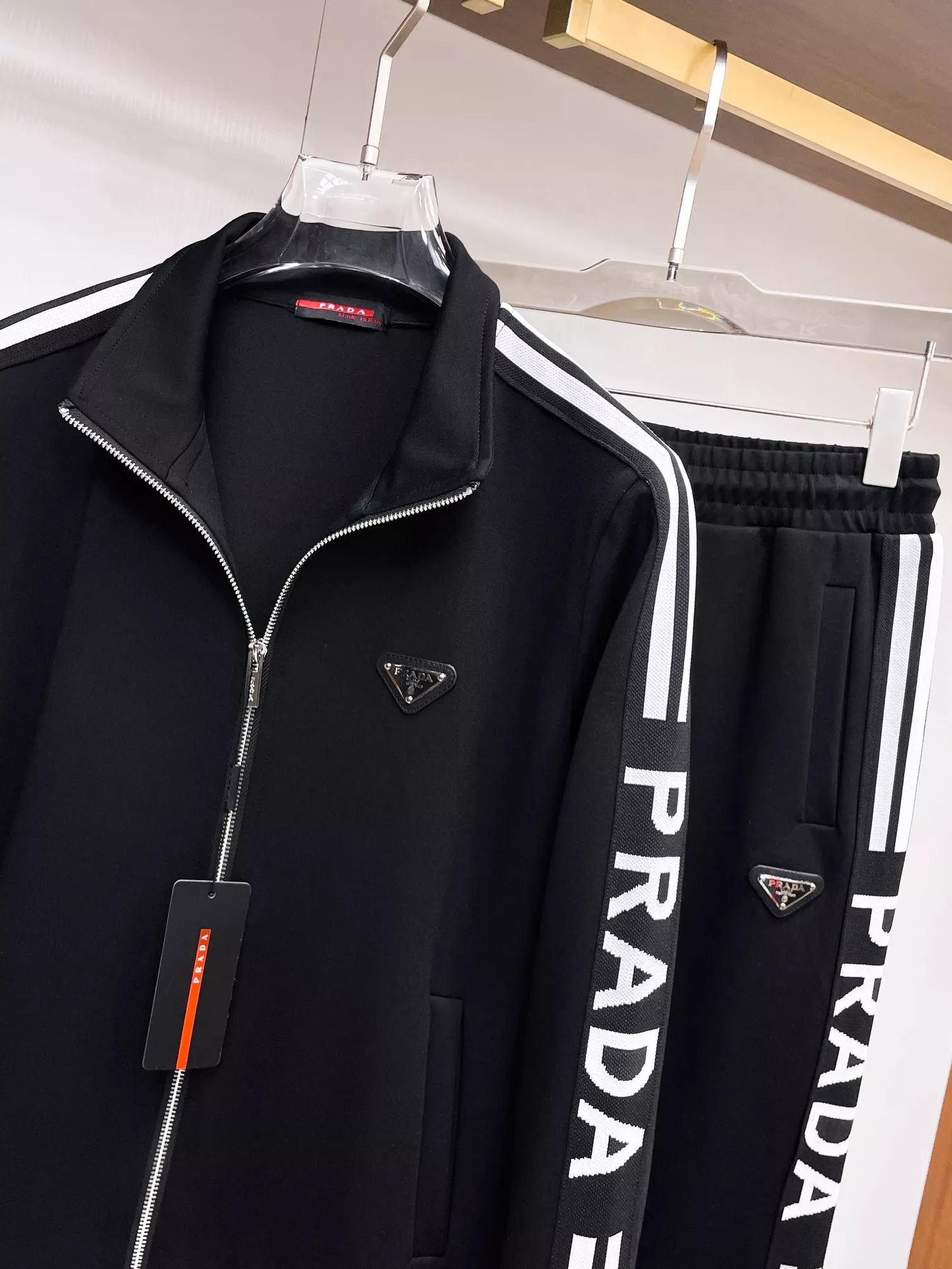 Stylish 3016 Prada Tracksuits Long Sleeved For Men