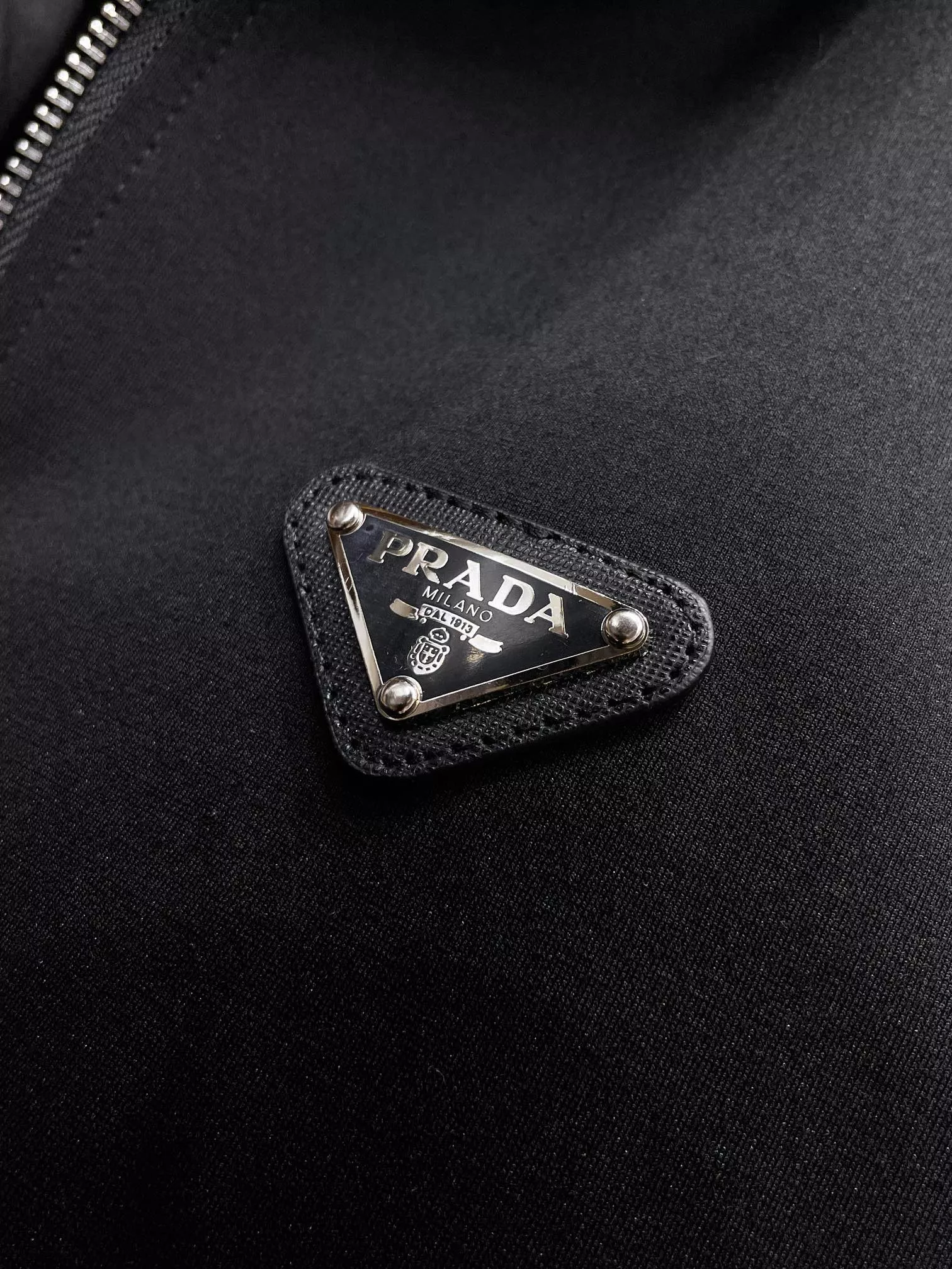 Stylish 3016 Prada Tracksuits Long Sleeved For Men