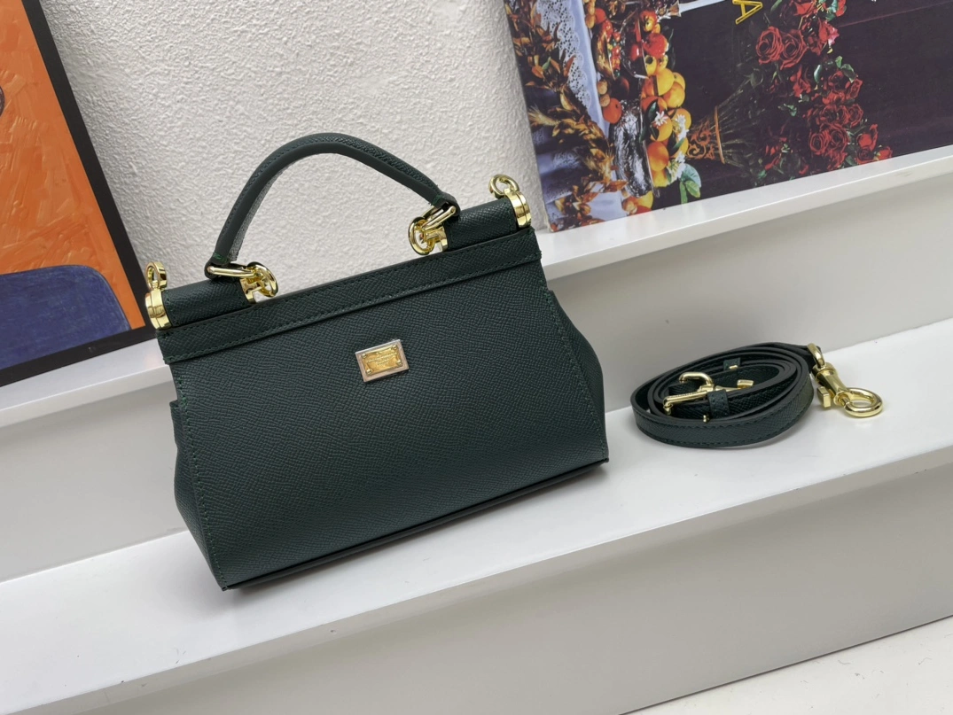 Stylish 3200 Dolce & Gabbana AAA Quality Handbags For Women