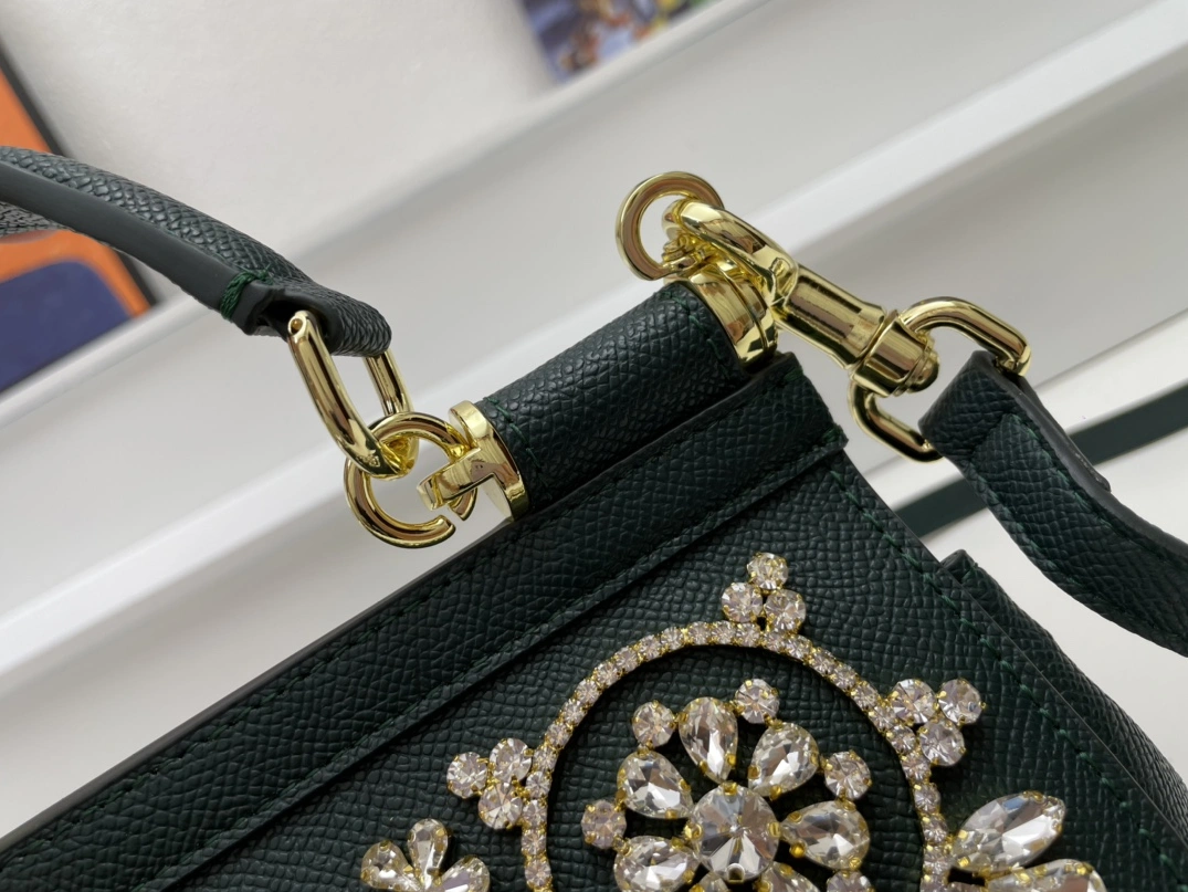 Stylish 3200 Dolce & Gabbana AAA Quality Handbags For Women