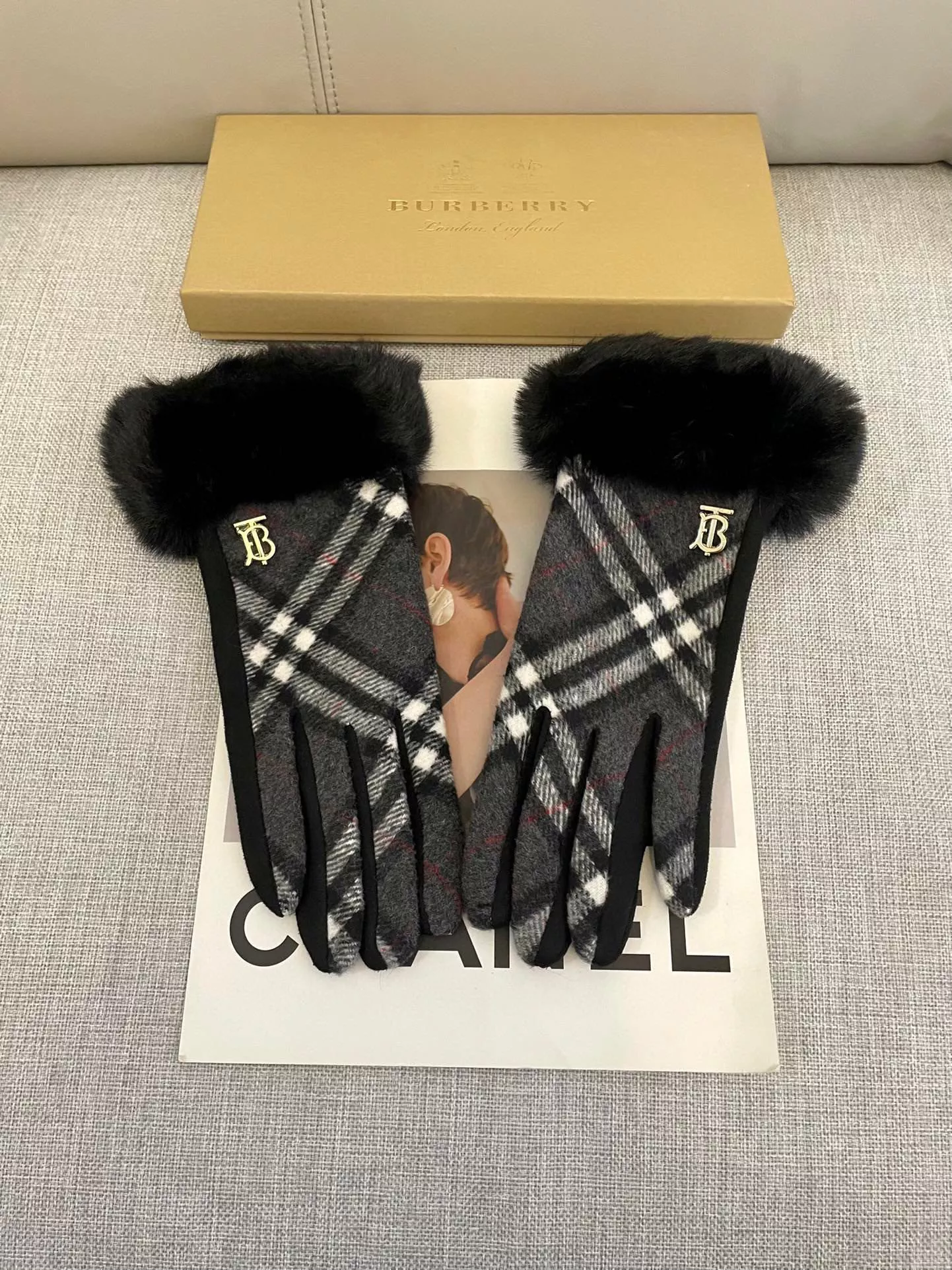 Stylish 360 Burberry Gloves