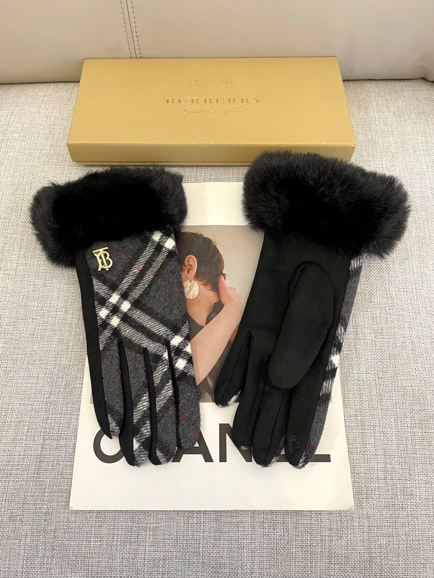 Stylish 360 Burberry Gloves