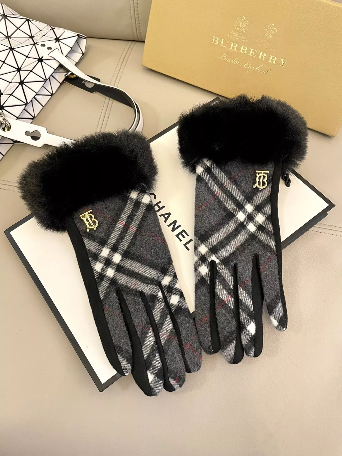 Stylish 360 Burberry Gloves
