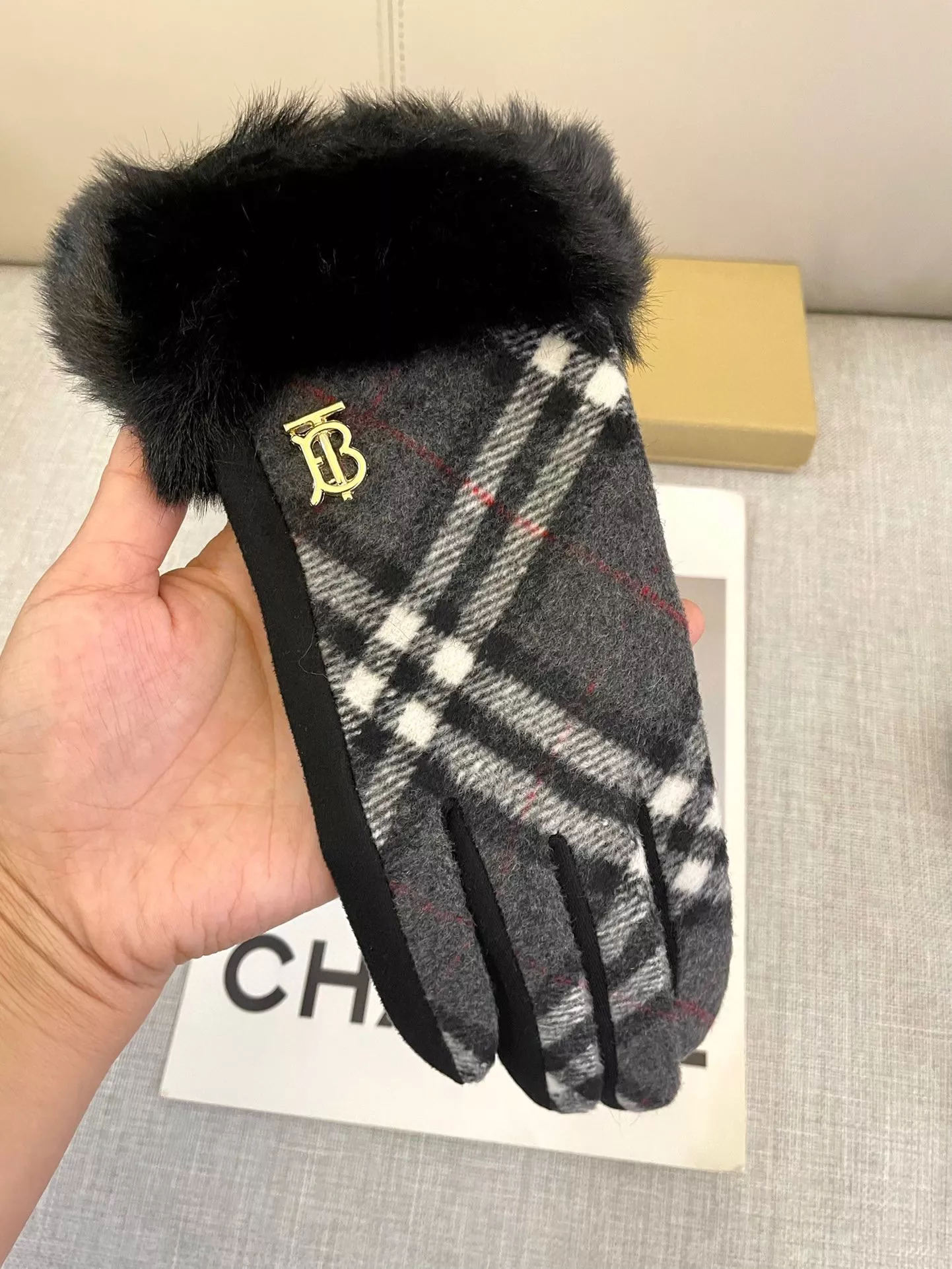 Stylish 360 Burberry Gloves