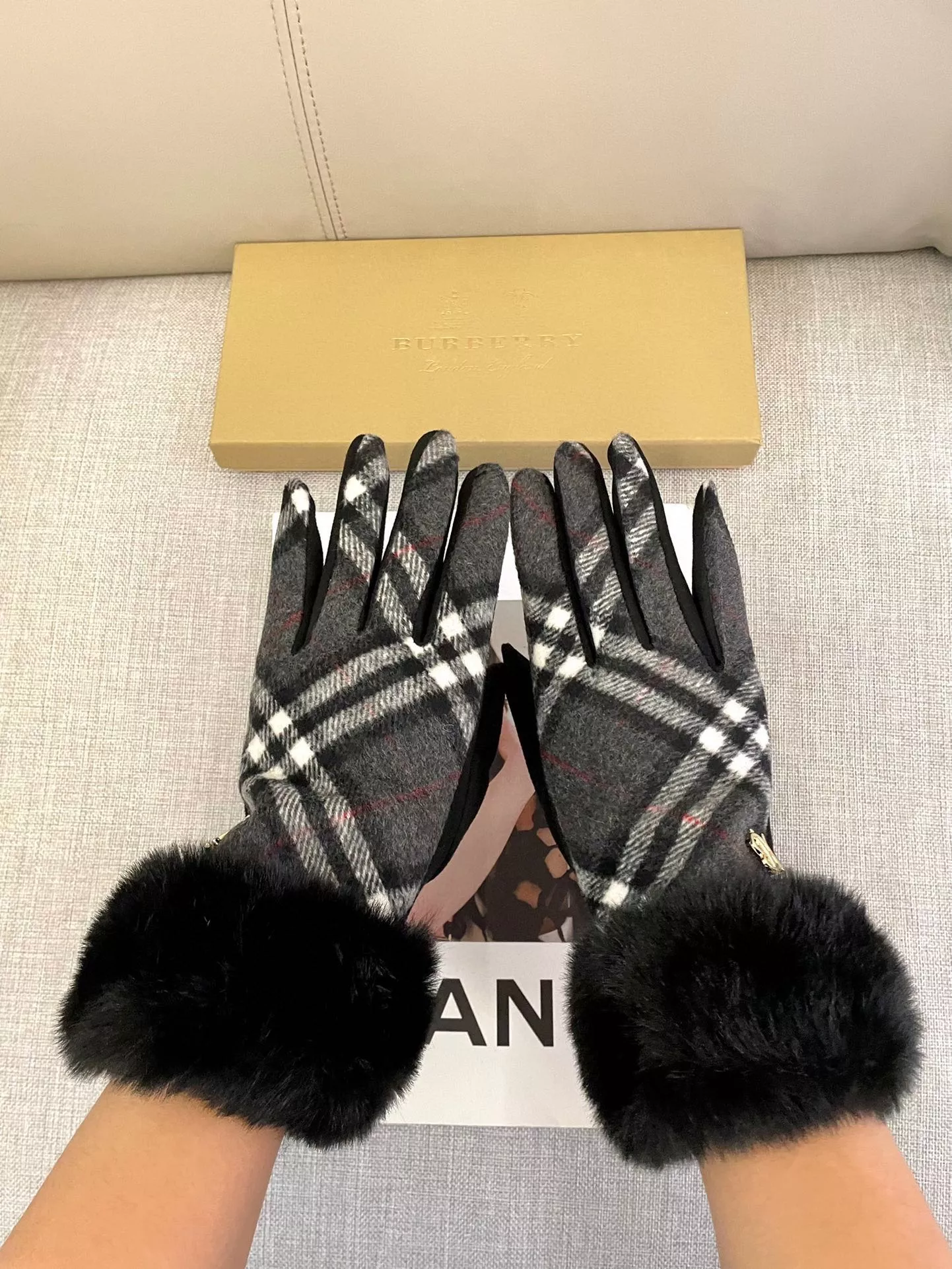 Stylish 360 Burberry Gloves