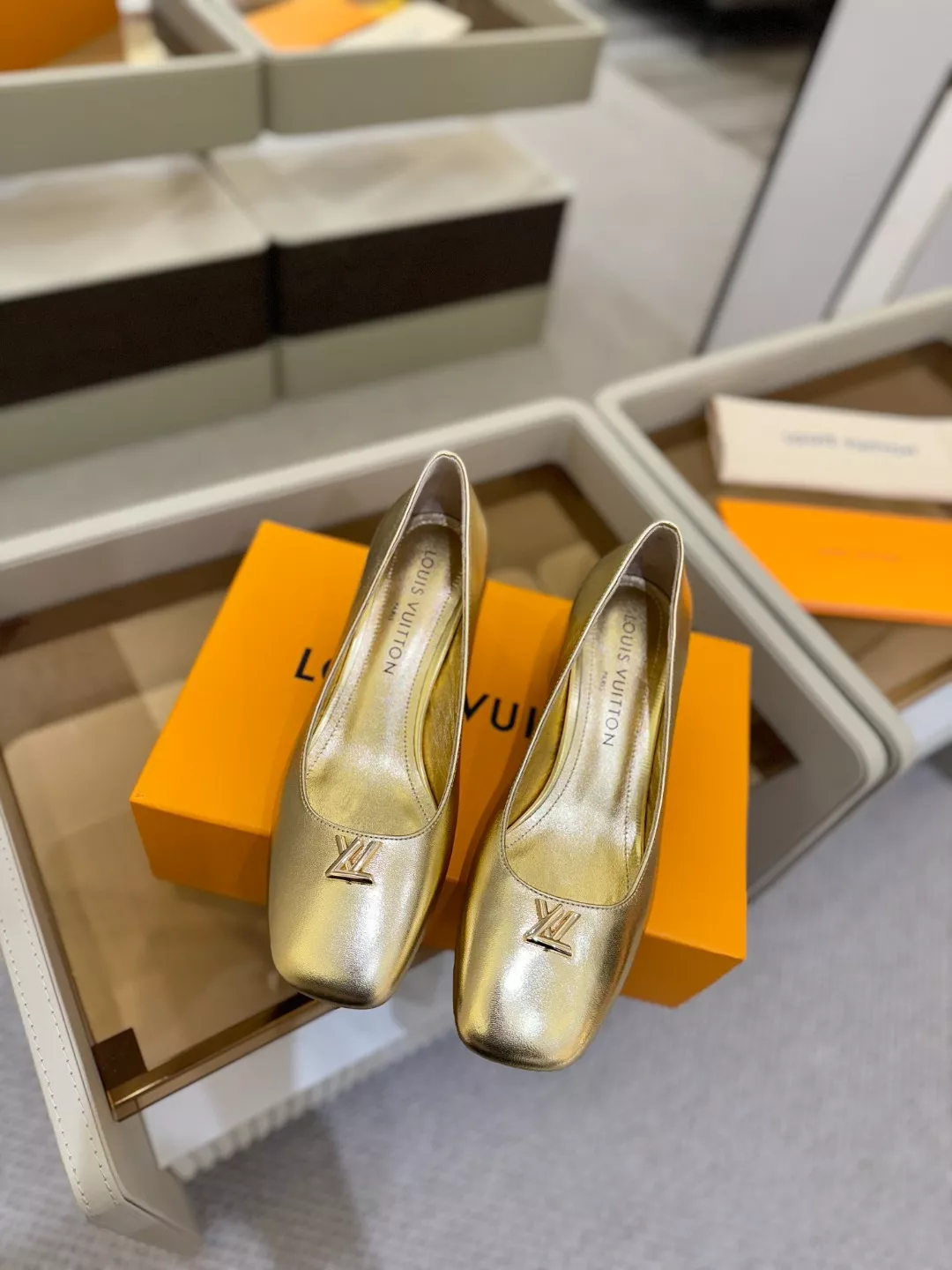 Stylish 3663 Louis Vuitton High-Heeled Shoes For Women