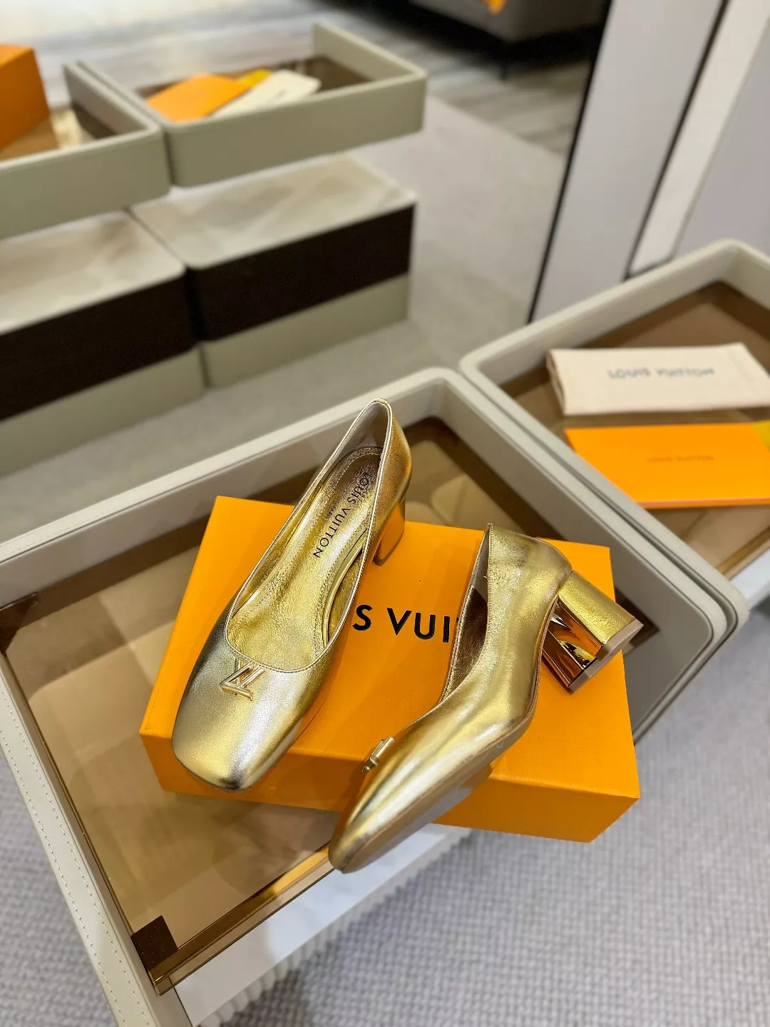 Stylish 3663 Louis Vuitton High-Heeled Shoes For Women