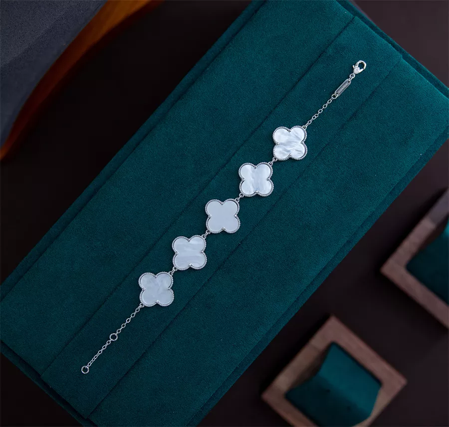 Stylish 3666 Van Cleef & Arpels Bracelets For Women
