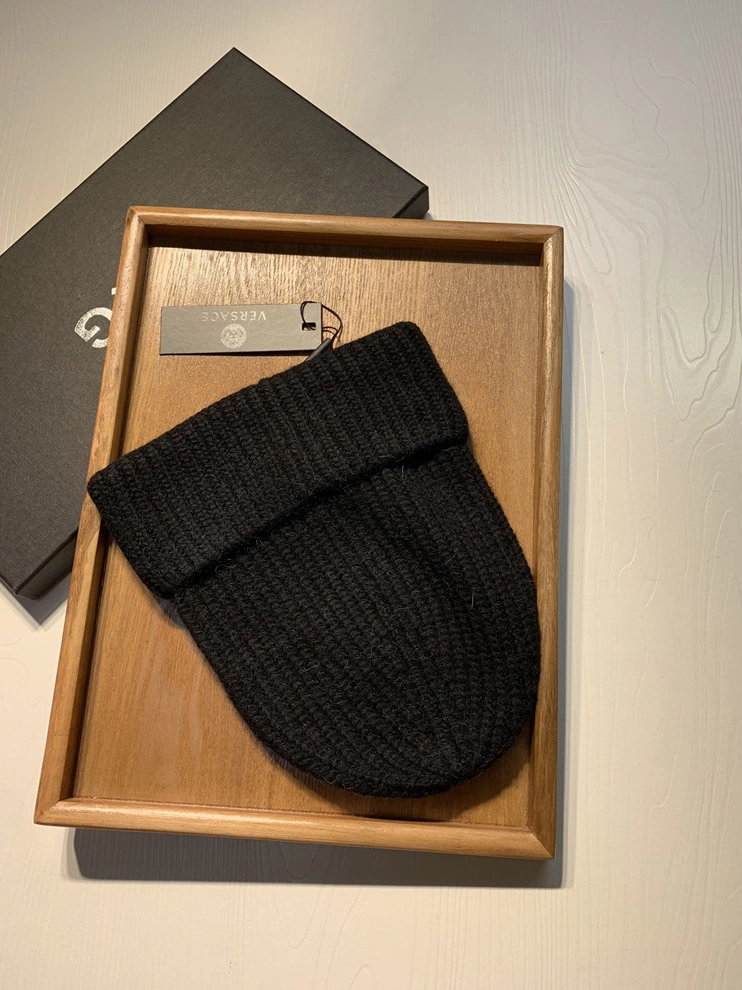 Stylish 4440 Versace Woolen Hats