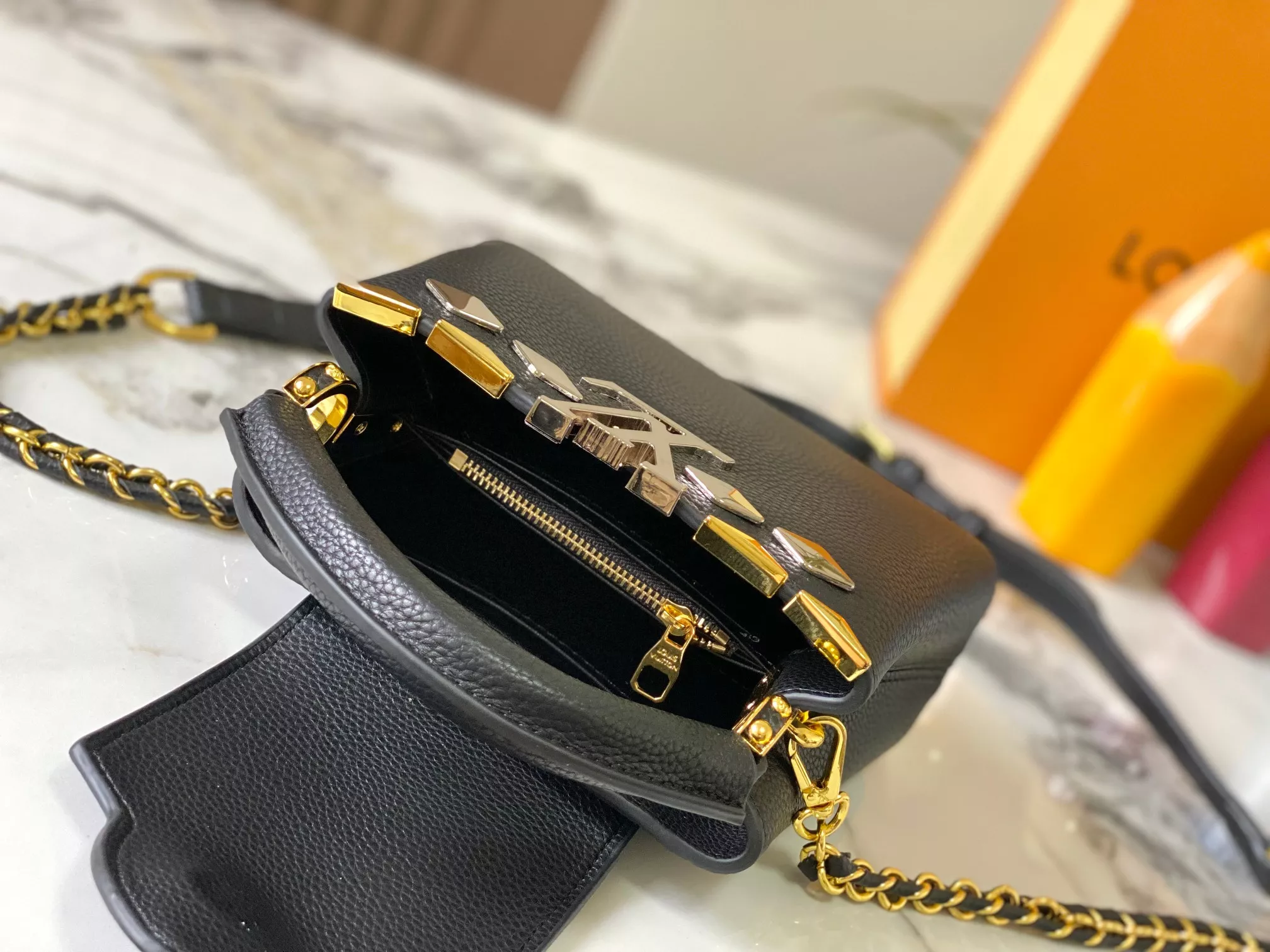 Stylish 4950 Louis Vuitton AAA Quality Messenger Bags For Women