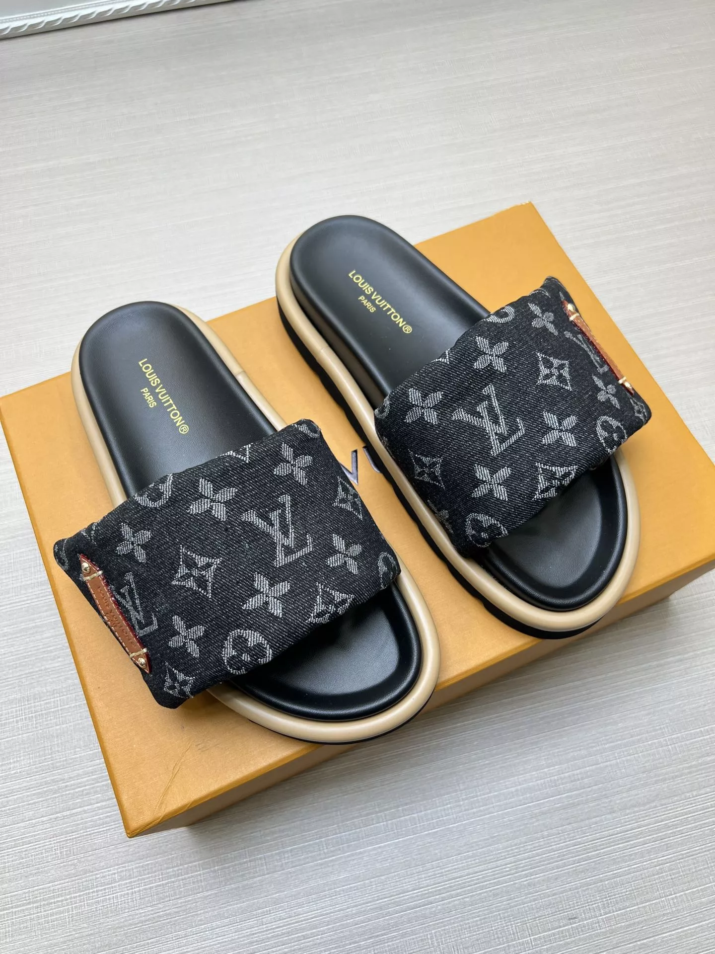 Stylish 513 Louis Vuitton Slippers For Men