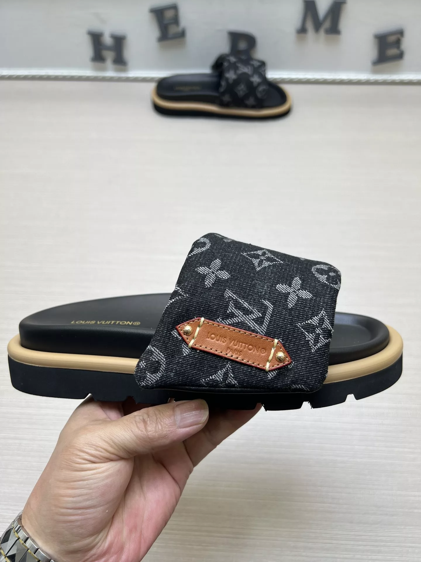 Stylish 513 Louis Vuitton Slippers For Men