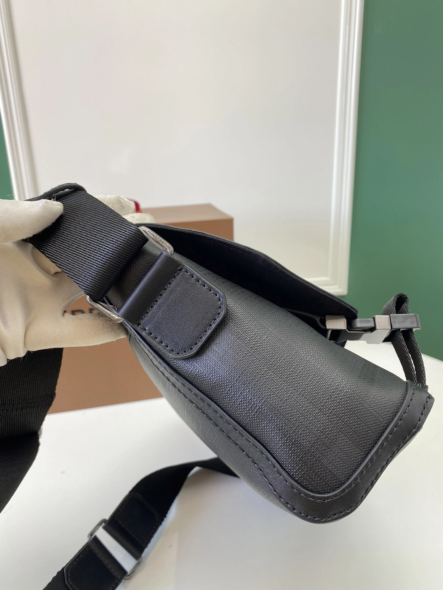 Stylish 602 Burberry AAA Man Messenger Bags