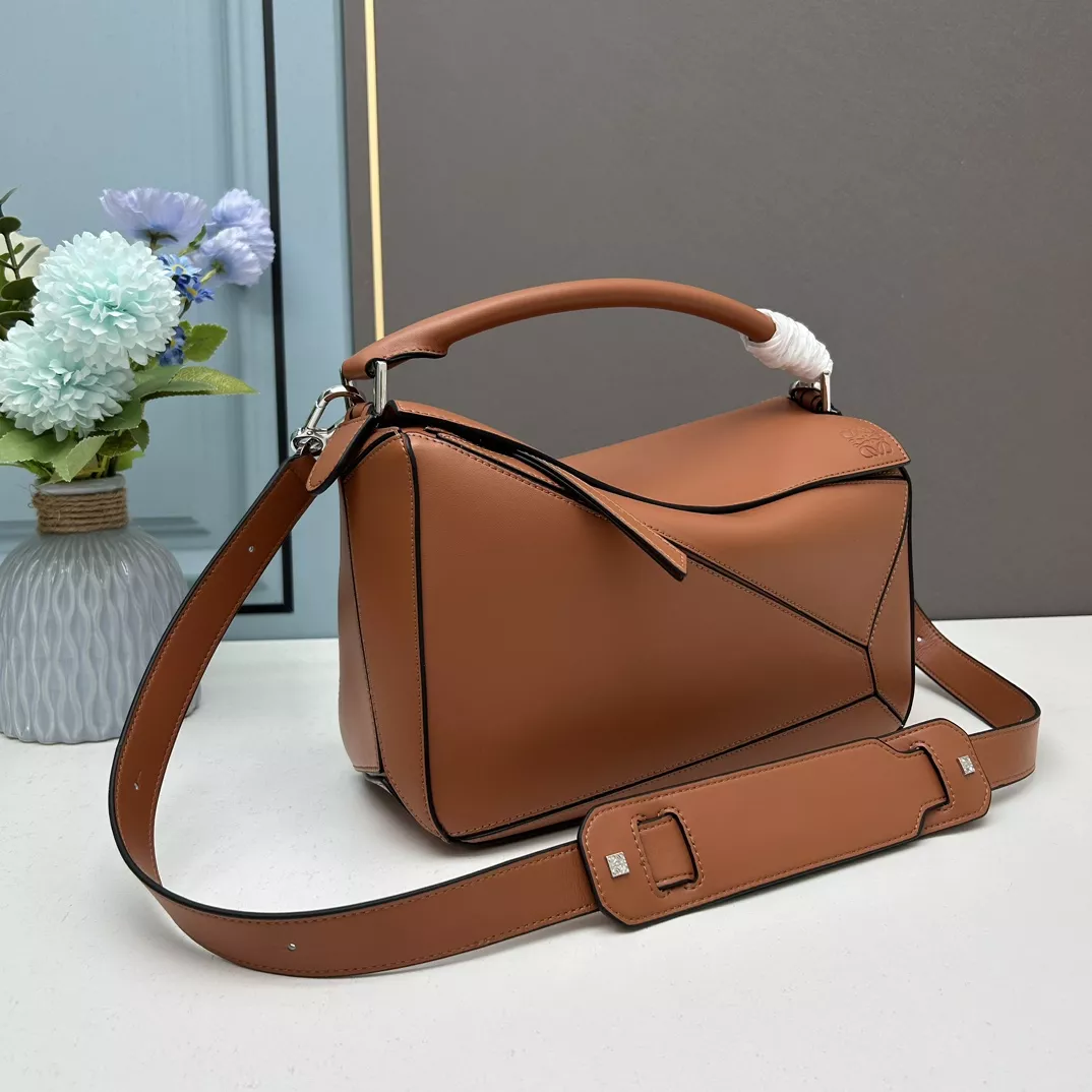 Stylish 6209 LOEWE AAA Quality Messenger Bags For Women