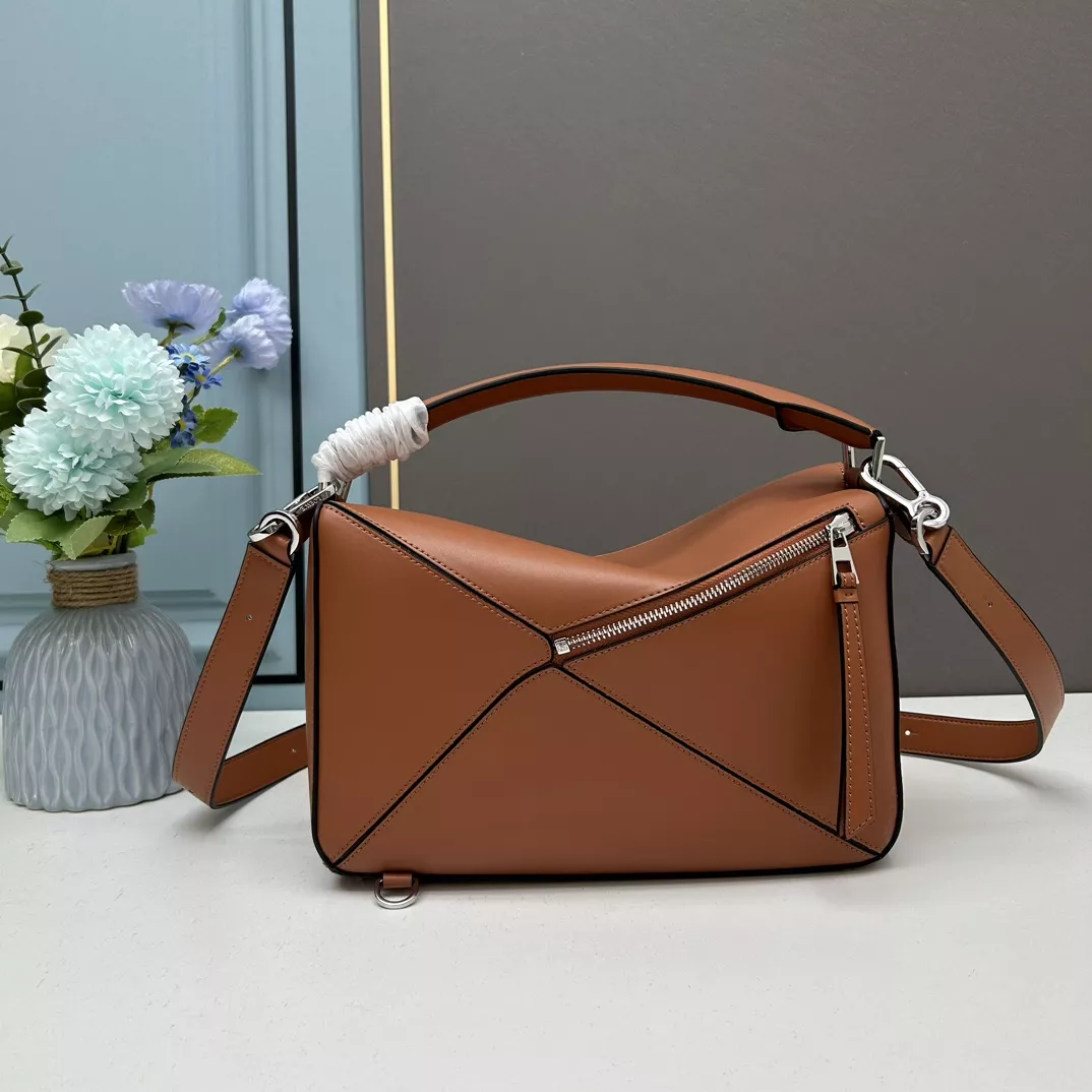 Stylish 6209 LOEWE AAA Quality Messenger Bags For Women