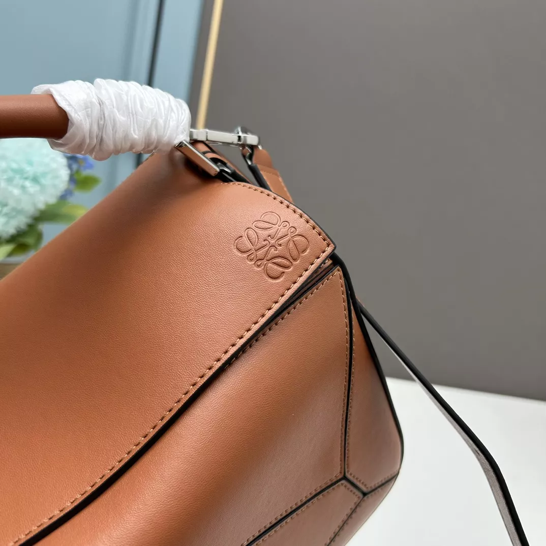 Stylish 6209 LOEWE AAA Quality Messenger Bags For Women