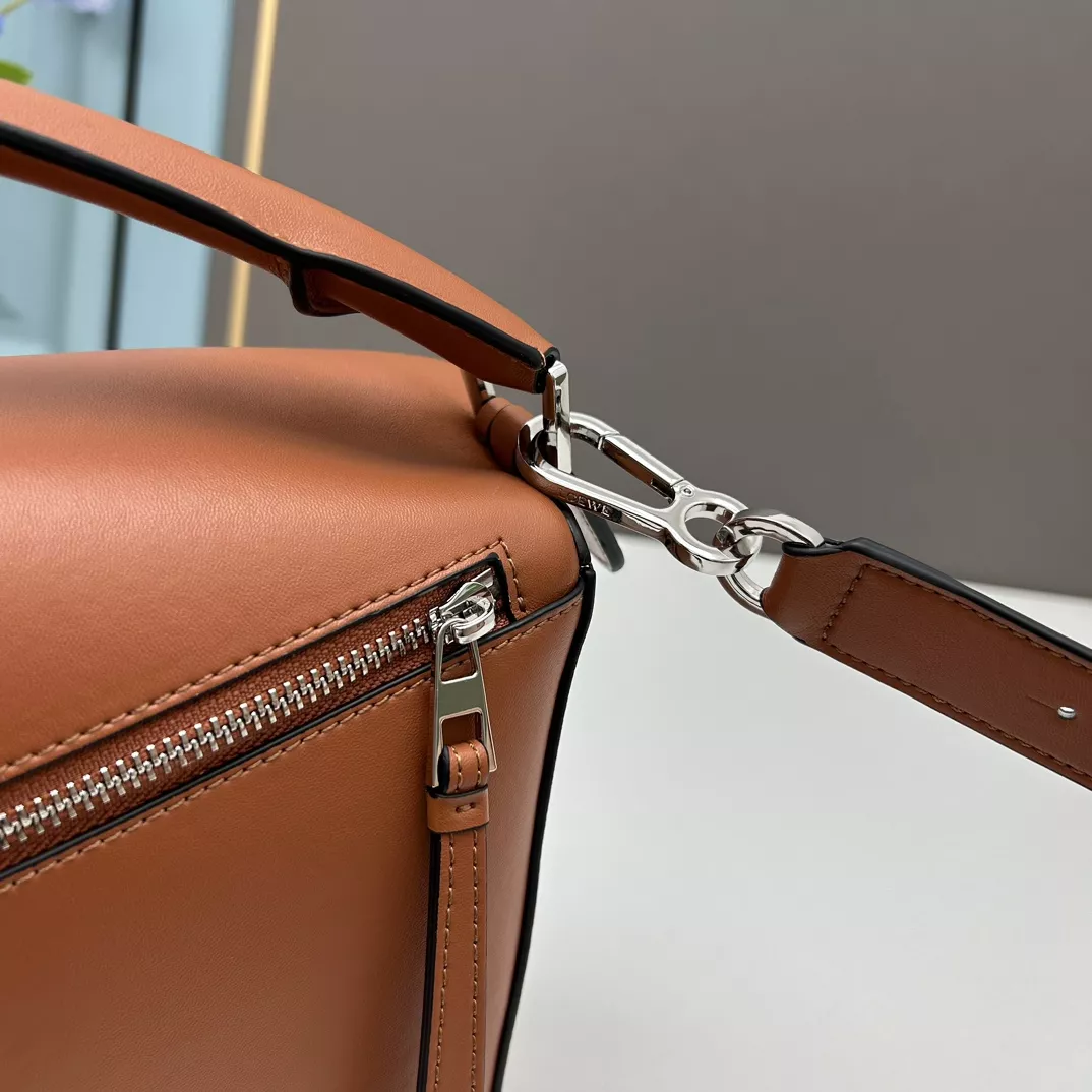 Stylish 6209 LOEWE AAA Quality Messenger Bags For Women